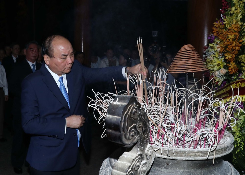 阮春福總理上香緬懷同祿縣烈士。（圖源：統一）