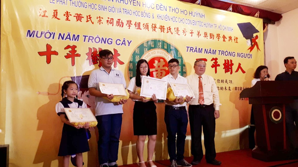 理事長黃嘉寶(右)與各領獎學金合照。