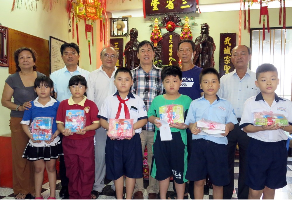 各理事向優秀子弟頒獎。