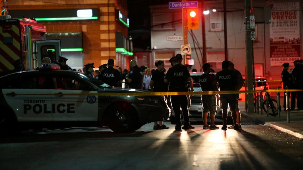 多倫多警方封鎖案發現場，拉起警戒線進行勘查。（圖源：互聯網）
