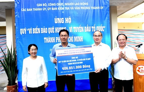 市委書記阮善仁向“為祖國海洋與海島——為祖國前線”基金會象徵性移交4億零600多萬元款項。（圖源：喬峰）