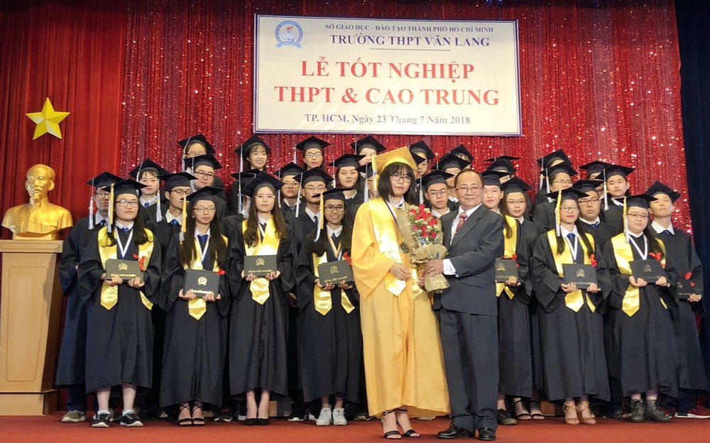 阮曰朗主席向畢業生頒發證書。