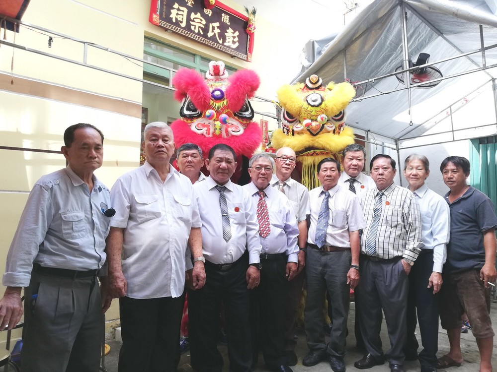 彭氏宗祠新屆理事會各理事在新會址前合照。