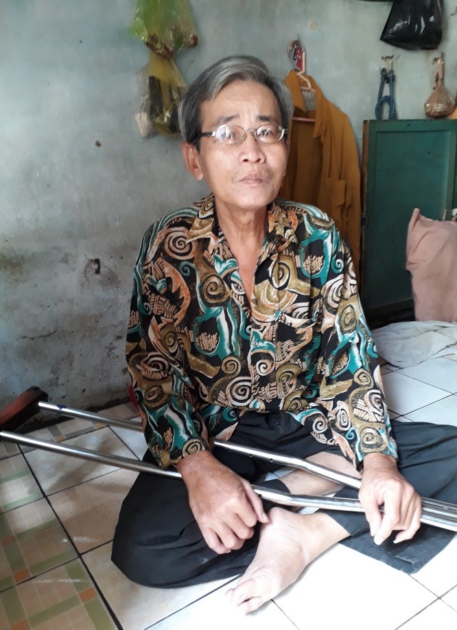 蕭明左腳殘疾，需要使用腋下拐杖助行。