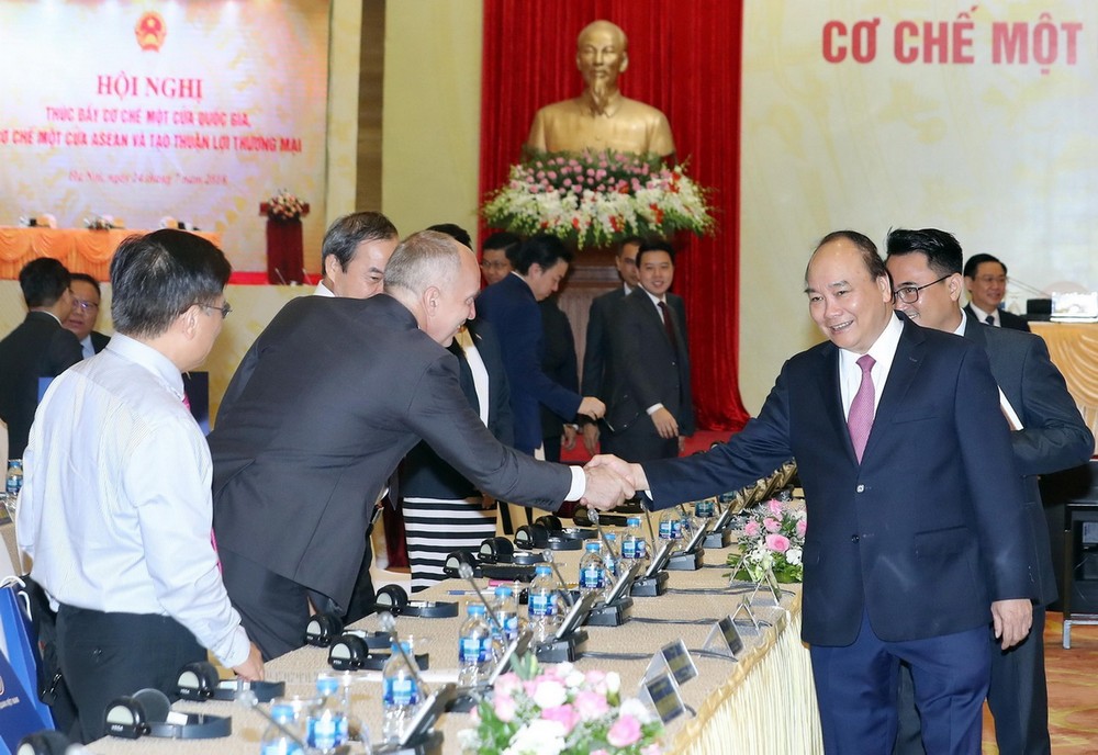 政府總理阮春福與各代表交談。（圖源：統一）