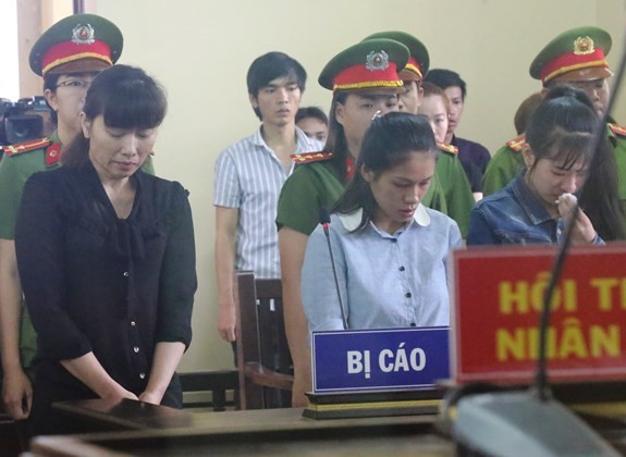 出庭受審的3名被告在聽審判長宣讀判決書。（圖源：黎菊）