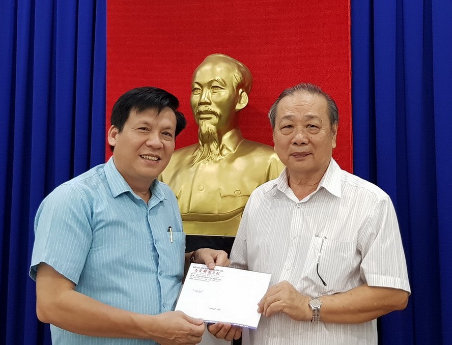 孫盛強常值副理事長(右)將款項 轉交本報主編紅藍。