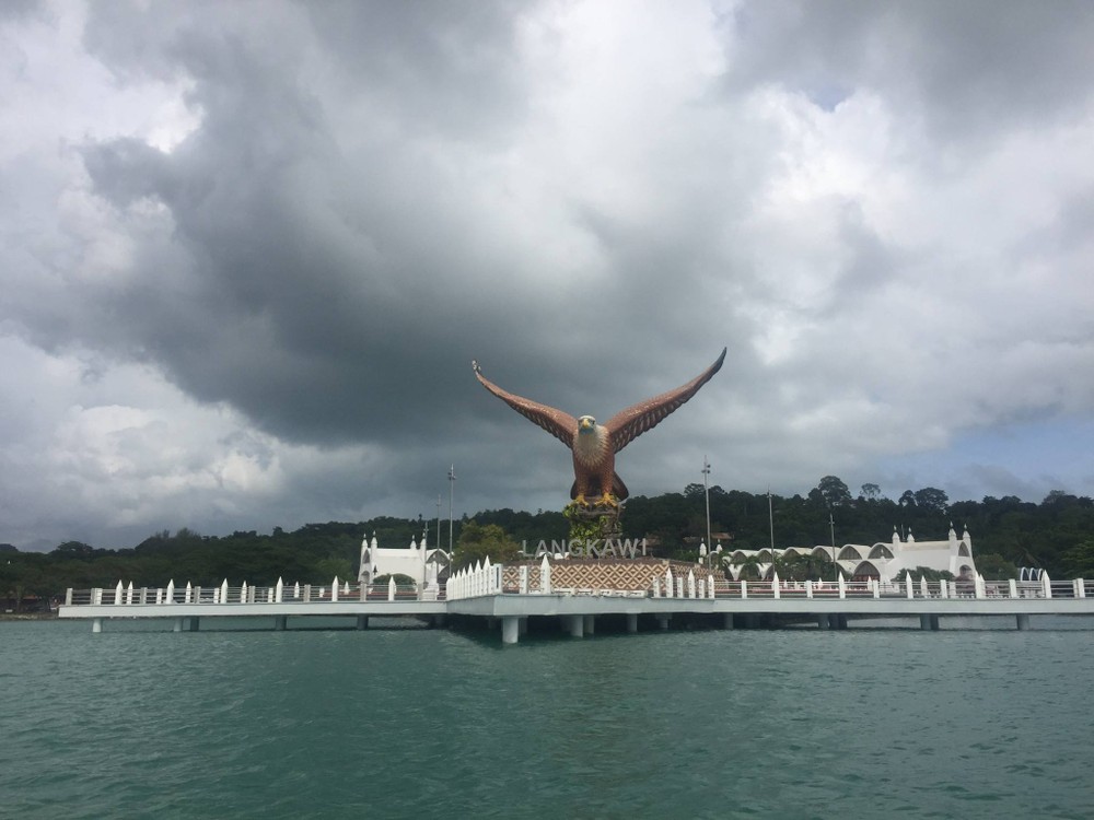 巨鷹展翅高飛的蘭卡威。