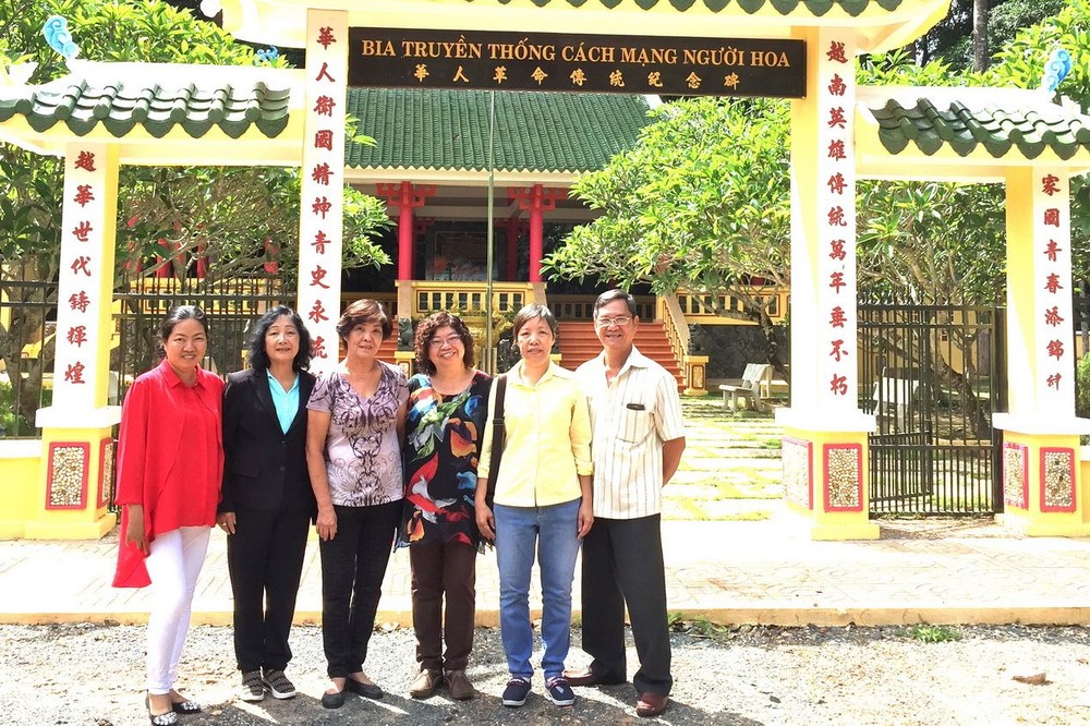 溯源團攝於紀念碑前。