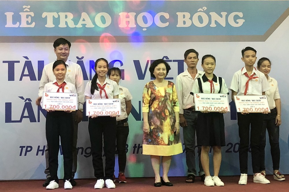 賴謙總經理頒發獎助學金給學生。