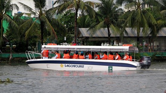 遊客體驗河上旅遊線，觀賞沿河景光。（示意圖源：互聯網）