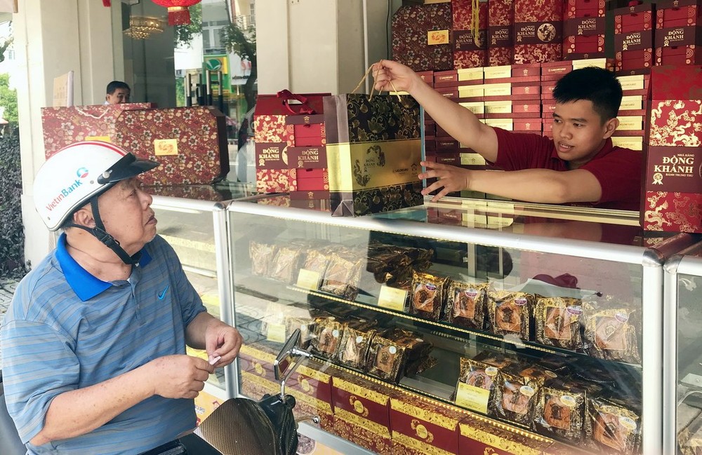 日前在同慶酒店前一擺開門市就得到顧客的青睞。