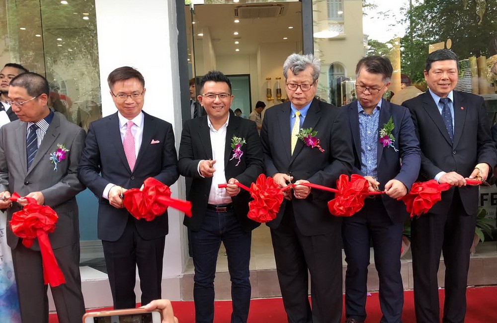 出席嘉賓為“跳舞香水”越南旗艦店開張剪綵。