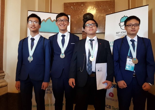 河內國立大學自然科學高中專校十二年級學生范德英（右二）獲得金牌。（圖源：麗秋）