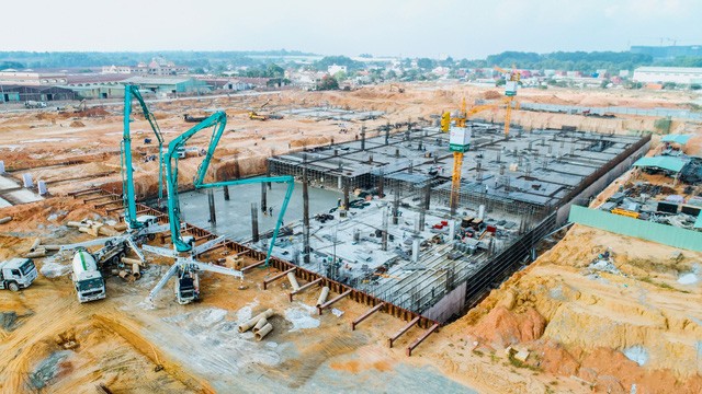 新東區車站在趕工興建中。（圖源：元明）