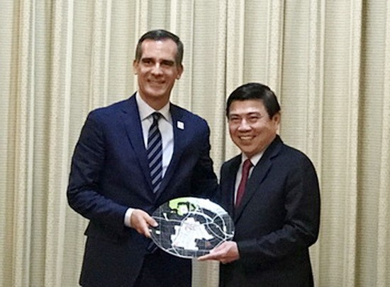 市人委會主席阮成鋒接見美國洛杉磯市長艾瑞克‧加塞蒂。（圖源：VOH）