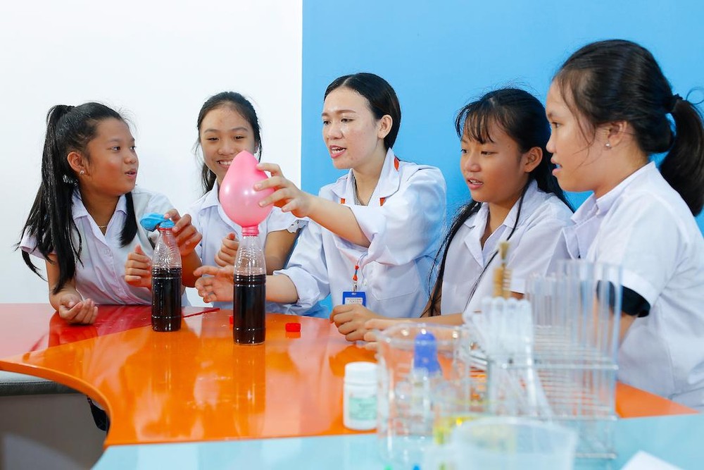 少兒在創新實驗區參加科學試驗。