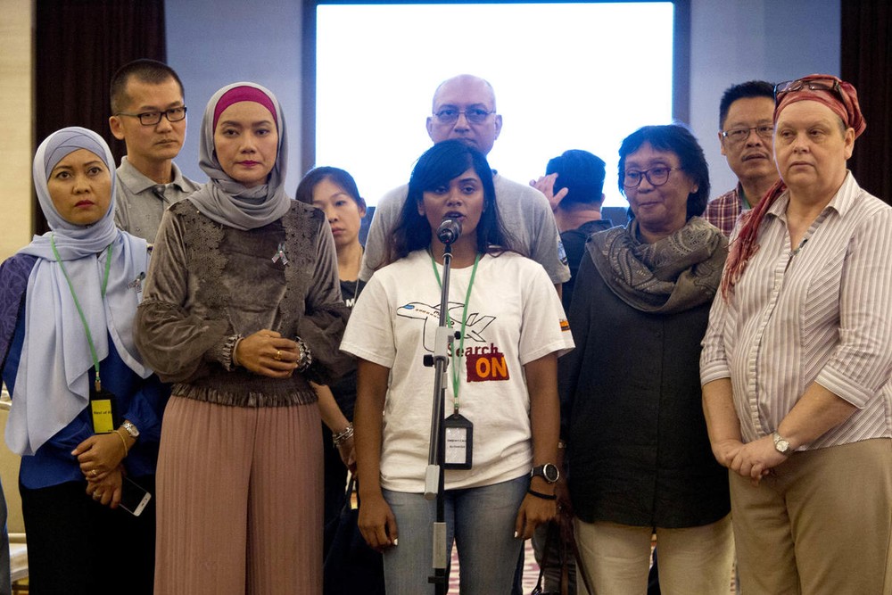 失聯航班乘客家屬在現場講話。（圖源：AP）