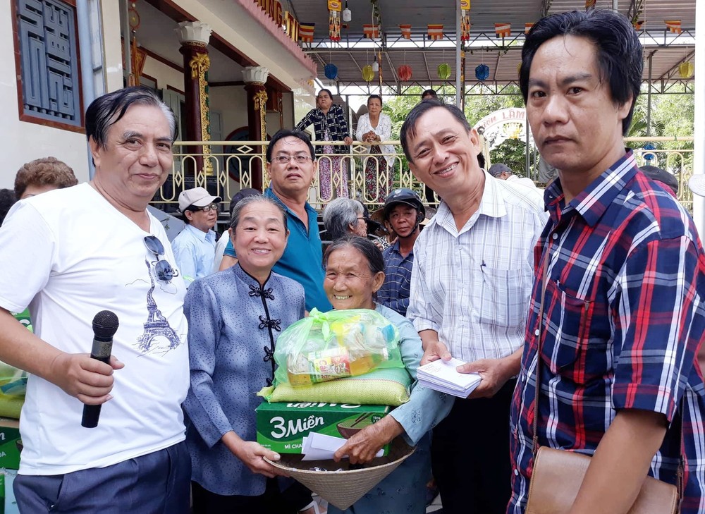 永安堂慈善團向失明者與殘疾孤寡長者頒發禮物。