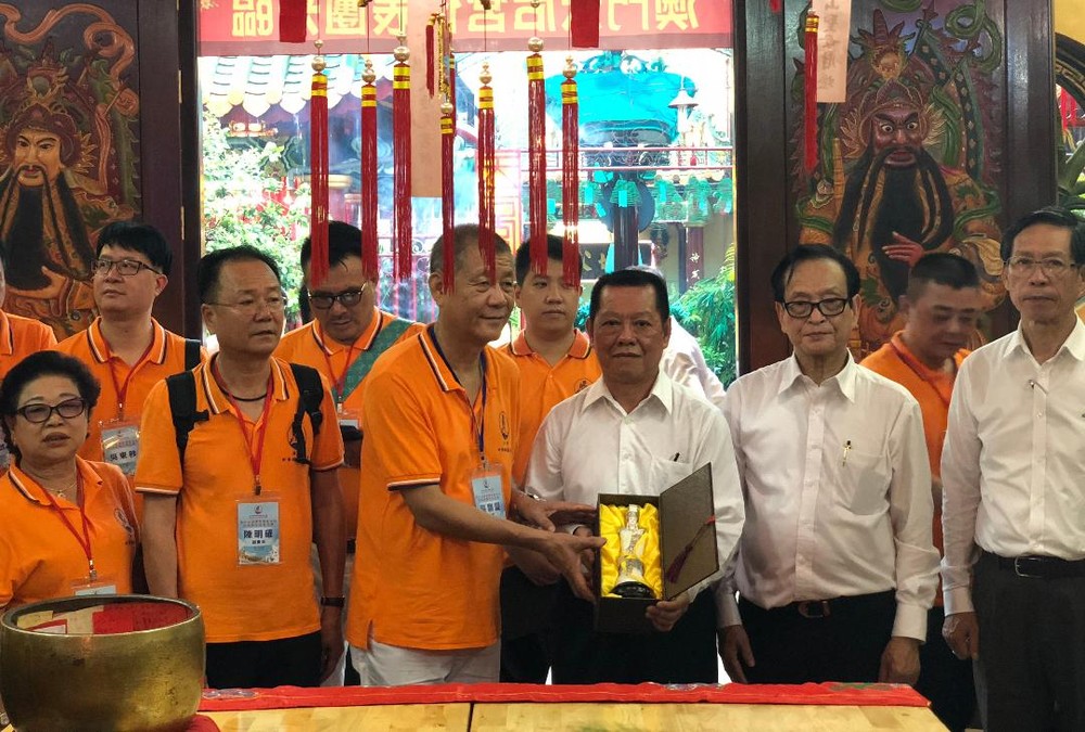 澳門中華媽祖基金會向浸石天后宮贈送紀念品。