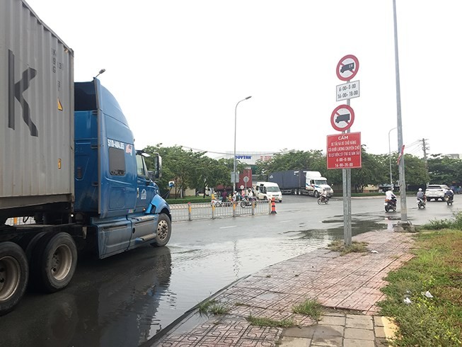 胡學覽街已允許重型卡車全天通行以進出富定港口,所以也應 該拆下輕型卡車於規定時間禁行的路牌。