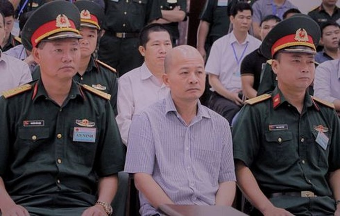 原軍隊上校丁玉系(前中)被告被判處12 年有期徒刑。(圖源:鄭線)
