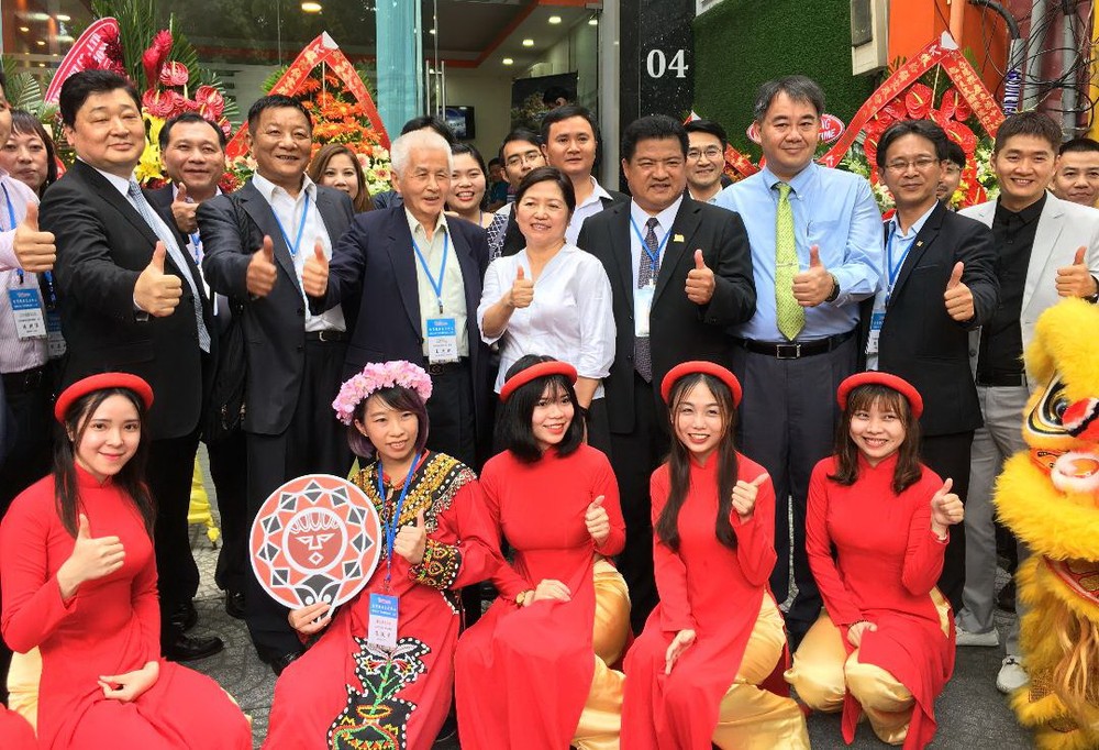 剪綵儀式結束後，嘉賓們一起加入網絡粉絲現場打卡按贊合照。