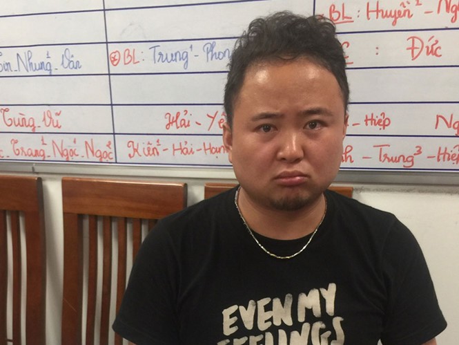 在峴港市機場內的Lotte免稅店行竊，當場人贓並獲的中國導遊白新興(音)。（圖源：文進）