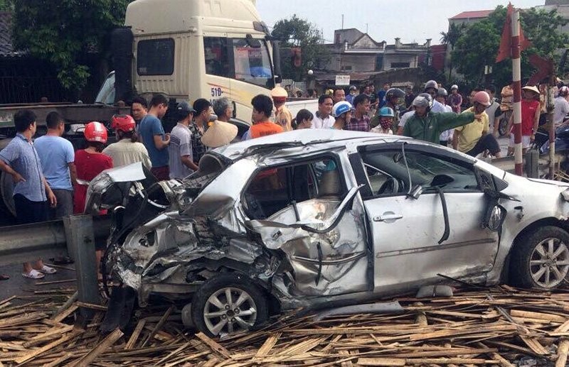 在現場,汽車已嚴重損壞,完全變形。(圖源:P.Trần)