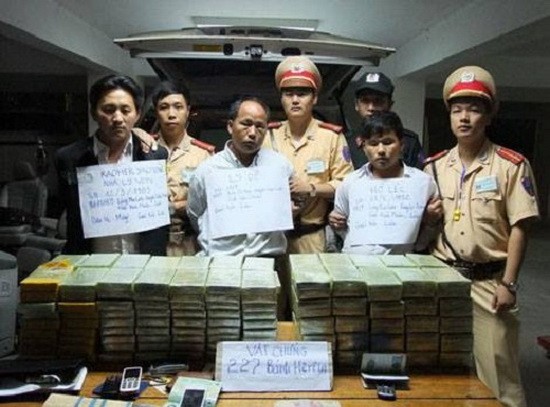 公安力量逮捕從邊境走私毒品的犯罪團夥。