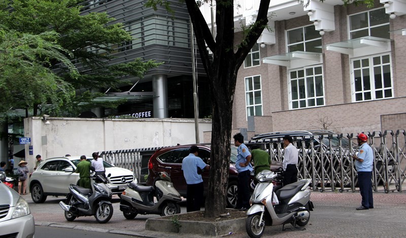 職能力量對停泊在市高級人民法院前人行道上的兩輛汽車進行製作現場筆錄處罰。（圖源：阮強）