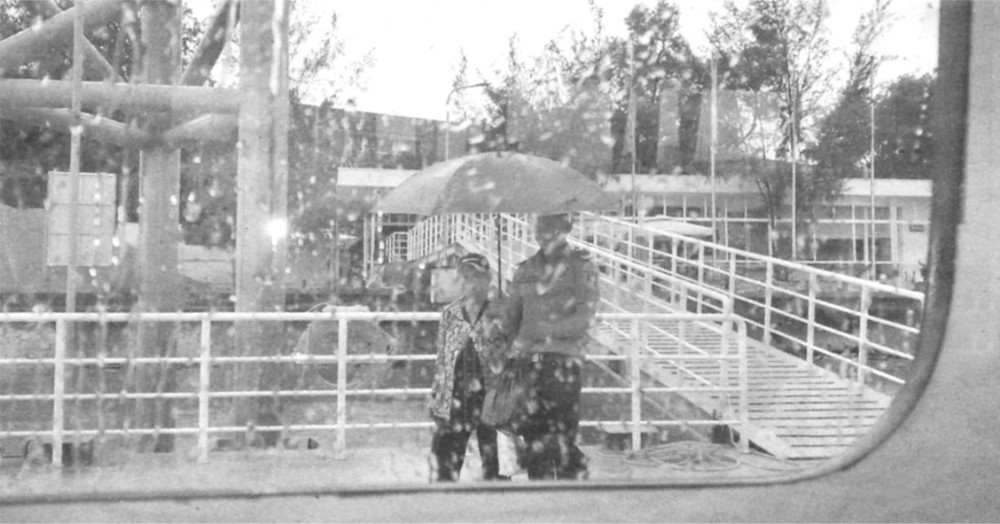 乘客在雨中走上數十米長的棧橋,很不方便。