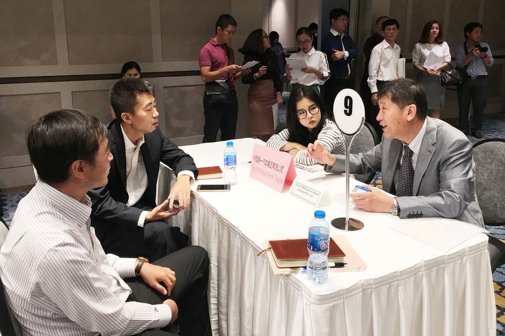 越中企業正在交流。