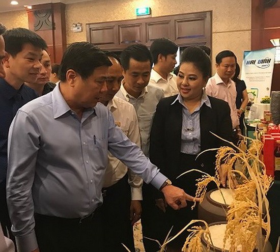市人委會主席阮成鋒參觀企業展品。(圖源:VOV)
