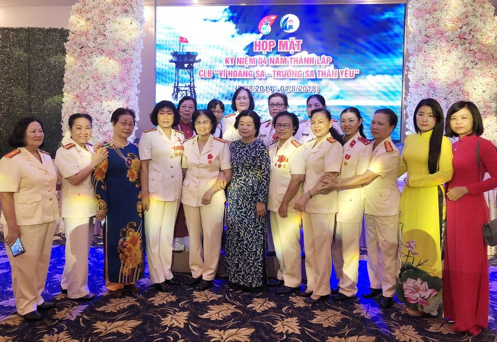 原國家副主席張美華與黃沙長沙俱樂部會員合影。