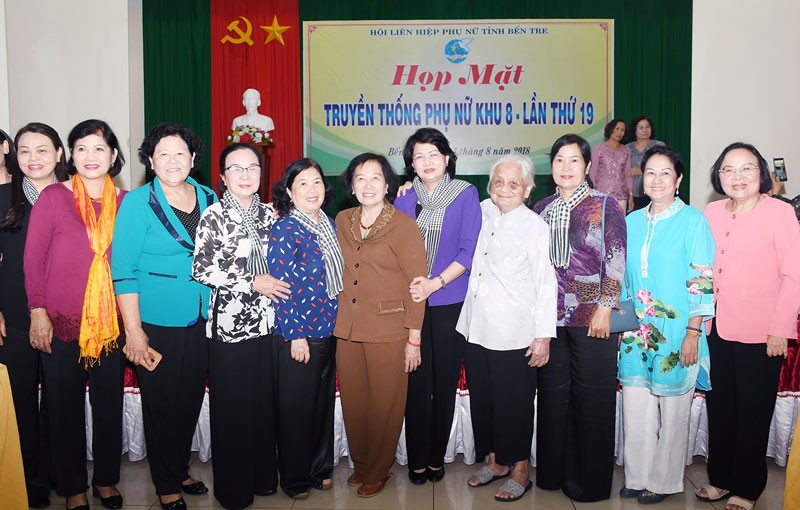 國家副主席鄧氏玉盛(右五)同與會代表合影留念。(圖源:友協)