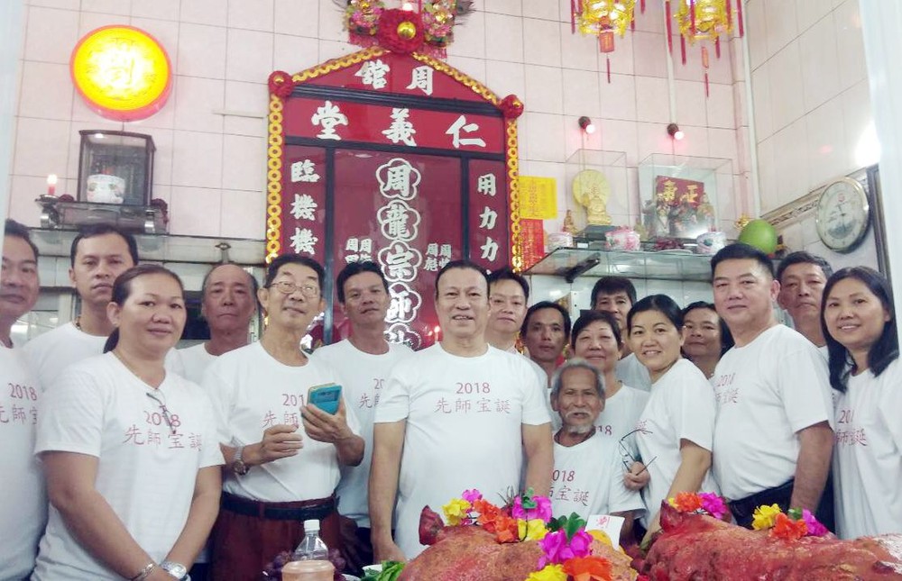 仁義堂一眾師徒拜祭關帝。