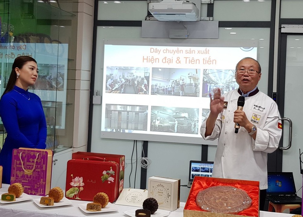 高肇力總經理介紹今年的新款月餅。