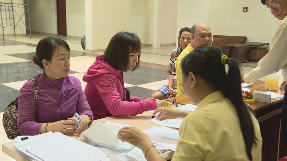 第八郡Carina 居民在該公寓管委會領取最後一期的補貼。（圖源：范勇）