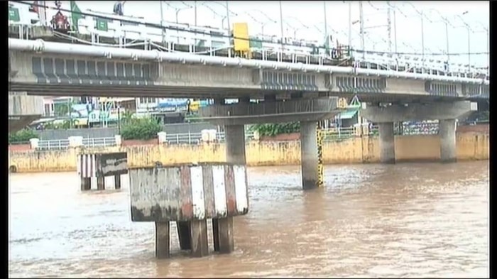 遭運砂駁船撞斷防撞墩的鴻禦-永興橋。（圖源：PV）