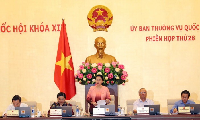 國會主席阮氏金銀(中)在國會常務委員會第26次會議上致開幕詞。(圖源:仲德)