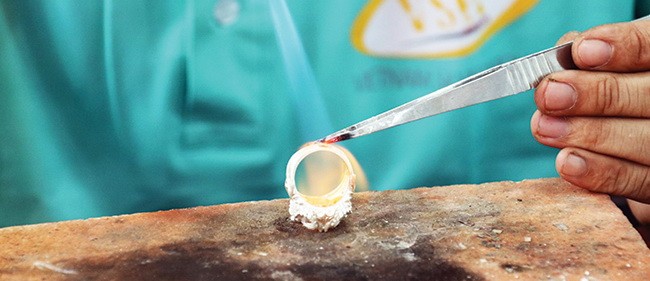 Vietnam Silver House學員可為自己製作裝飾品。