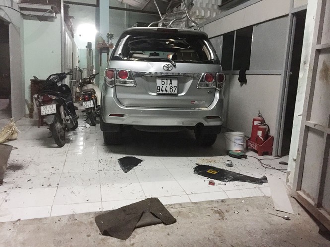 店鋪裡停放的汽車和摩托車深夜遭歹徒砸破門鎖入室搗毀。（圖源：受害者提供）