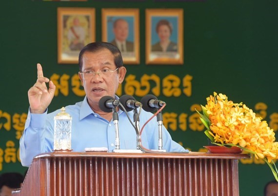 柬埔寨首相洪森8月2日訪問金邊的一家服裝廠時發表講話。(圖源:pressocm.gov.kh)