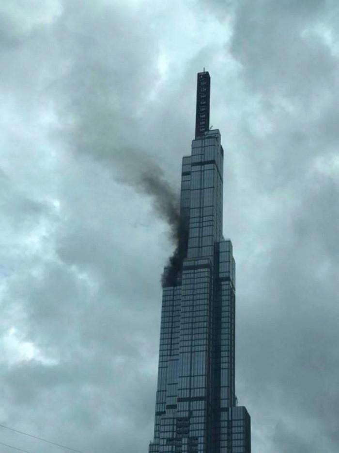 Lanmark 81 大廈第64層冒起一縷濃煙。(圖源:互聯網)