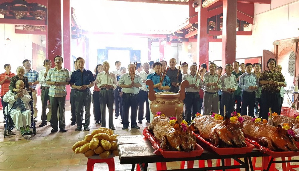 各位福建鄉親一起上香敬拜福建祖先。