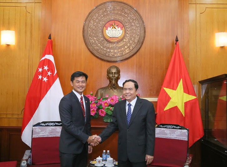 越南祖國陣線中央委員會主席陳清敏接見新加坡人民協會執行理事長德斯蒙德‧坦恩。(圖源:光榮)