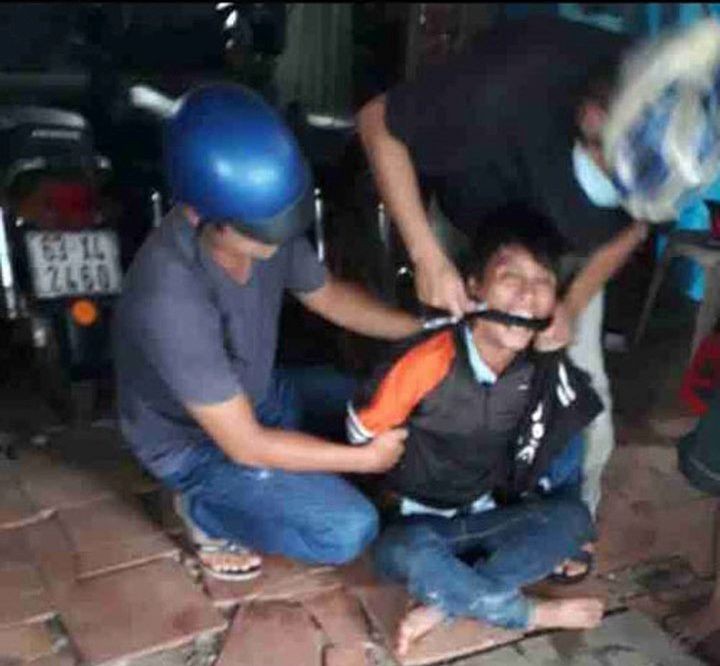 涉嫌殺害一家3口嫌犯阮登科潛逃1天後被刑警逮捕歸案。(圖源:VOV)