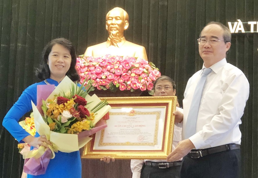 市委書記阮善仁轉授二等勞動勳章給3個教育單位代表。(圖源:黃雄)