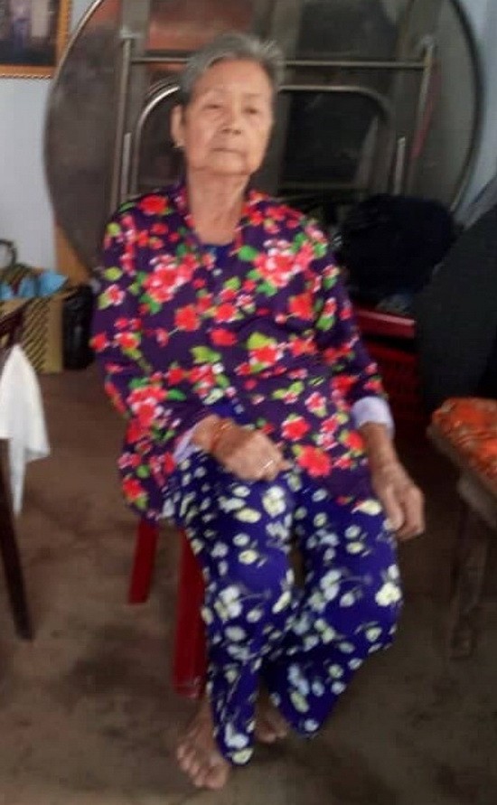 李婆婆孤伶伶一個人在家。